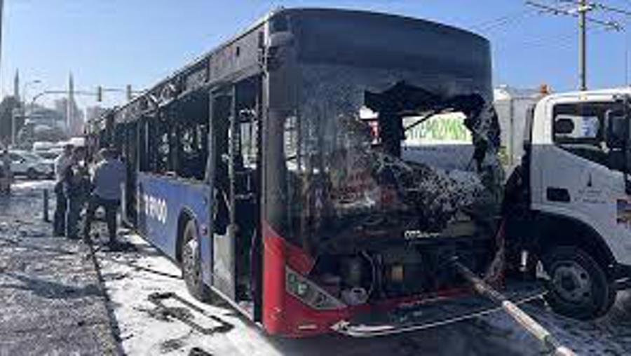 Diyarbakır'da seyir halindeki belediye otobüsü küle döndü
